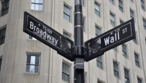 Kepanikan bank mereda di Wall Street. Selanjutnya: Kepanikan Fed