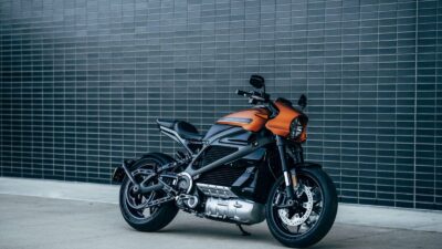 berapa lama charger aki motor