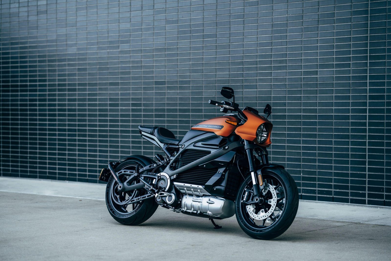 berapa lama charger aki motor