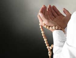 Bacaan Dzikir Setelah Sholat yang Lengkap Beserta Terjemahan Dalam Bahasa Indonesia! Ayo Amalkan Sekarang Juga!