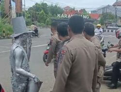 Manusia Silver Diamankan Satpol PP di Tugu Bambu Sinjai, Picu Pro dan Kontra Warga