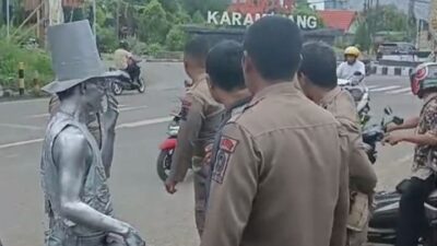 Manusia Silver Diamankan Satpol PP di Tugu Bambu Sinjai, Picu Pro dan Kontra Warga
