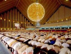 Niat Sholat Tarawih Baik Dilaksanakan Berjamaah Maupun Sendirian, Lengkap Dengan Terjemahannya!
