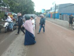 Penimbunan Tanah Merah Diduga Proyek Ritel Picu Kecelakaan, Pengendara Diminta Waspada