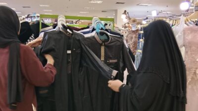Indri Beberkan Tren Jubah Ramadhan, Hitam Masih Jadi Favorit