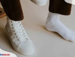 6 Cara Menghilangkan Bau Kaki di Sepatu yang Lembab Udara!