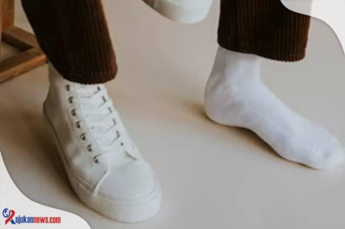 cara menghilangkan bau kaki di sepatu