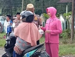 Ramadan Penuh Berkah, Polsek Bungaya Turun Langsung Berbagi Takjil