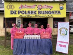Ketua Bhayangkari Ranting Bungaya Turun Langsung, Bagikan Takjil ke Pengendara