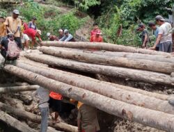 Jembatan Rusak 3 Tahun, Warga Pattongko Sinjai Terpaksa Gunakan Jembatan Kayu