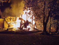 Rumah Panggung di Gowa Ludes Terbakar Tengah Malam, Motor hingga Emas 50 Gram Ikut Hangus!