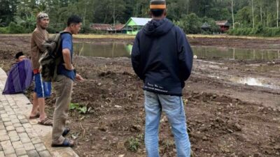 Rp556 Juta Digelontorkan, Lapangan Rappolemba Jadi Kubangan, Warga-Pemuda Ancam Aksi