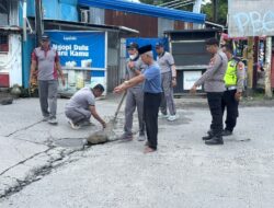 Bikin Salut! Polisi dan Warga Gotong Royong Tambal Jalan Berlubang di Bundaran Samata