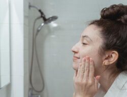 Jangan Sampai Tertukar? Inilah 9 Urutan Skincare Sebelum Make Up yang Wajib Kalian Ketahui!