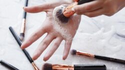 Ikutilah Tips Berikut Ini! 5 Cara Mencuci Brush Make Up yang Simple Banget