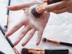 Ikutilah Tips Berikut Ini! 5 Cara Mencuci Brush Make Up yang Simple Banget