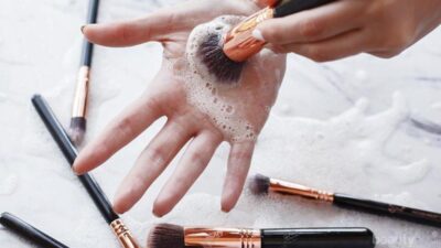 cara mencuci brush make up
