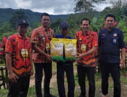 Data Dukcapil Dibenahi, Camat Bungaya Turun Langsung Serahkan Bantuan ke Warga