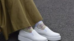 Ingin Terlihat Lebih Stylish? Ini Dia 5 Jenis Sepatu Untuk Kuliah Wanita Berhijab yang Kekinian Banget!