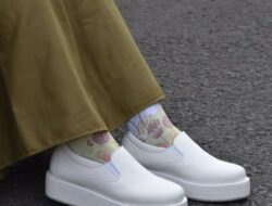 Ingin Terlihat Lebih Stylish? Ini Dia 5 Jenis Sepatu Untuk Kuliah Wanita Berhijab yang Kekinian Banget!