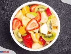 5 Cara Membuat Salad Buah Sederhana yang Mudah Tanpa Harus Membeli yang di Restoran Mahal!
