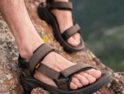 Peluang Bisnis Baru! 4 Rekomendasi Produk Sandal Gunung Kekinian