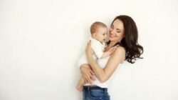 Menggendong Posisi M Shape dan 5 Manfaatnya untuk Ibu dan Bayi