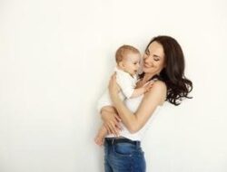 Menggendong Posisi M Shape dan 5 Manfaatnya untuk Ibu dan Bayi