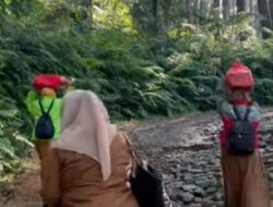 Perjuangan Guru di Borongbulo: Jalan Rusak, Motor Didorong, Nyaris Tasossor Demi Mengajar