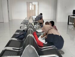 Miris! Warga Isi Formulir Tanpa Meja, Camat Bontolempangan Sibuk di Kabupaten
