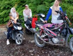 21 Tahun Tak Menyerah, Guru Ini Lewati Jalan Rusak Borongbulo