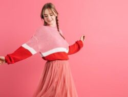 4 Padu Padan Rok Plisket ini Bisa Buat Anda Terlihat Menawan dan Awet Muda