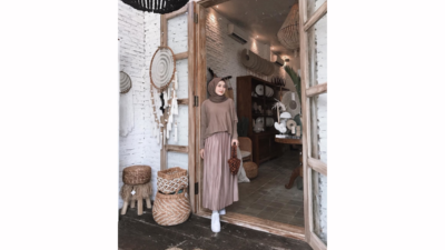 style hijab dengan sepatu kets