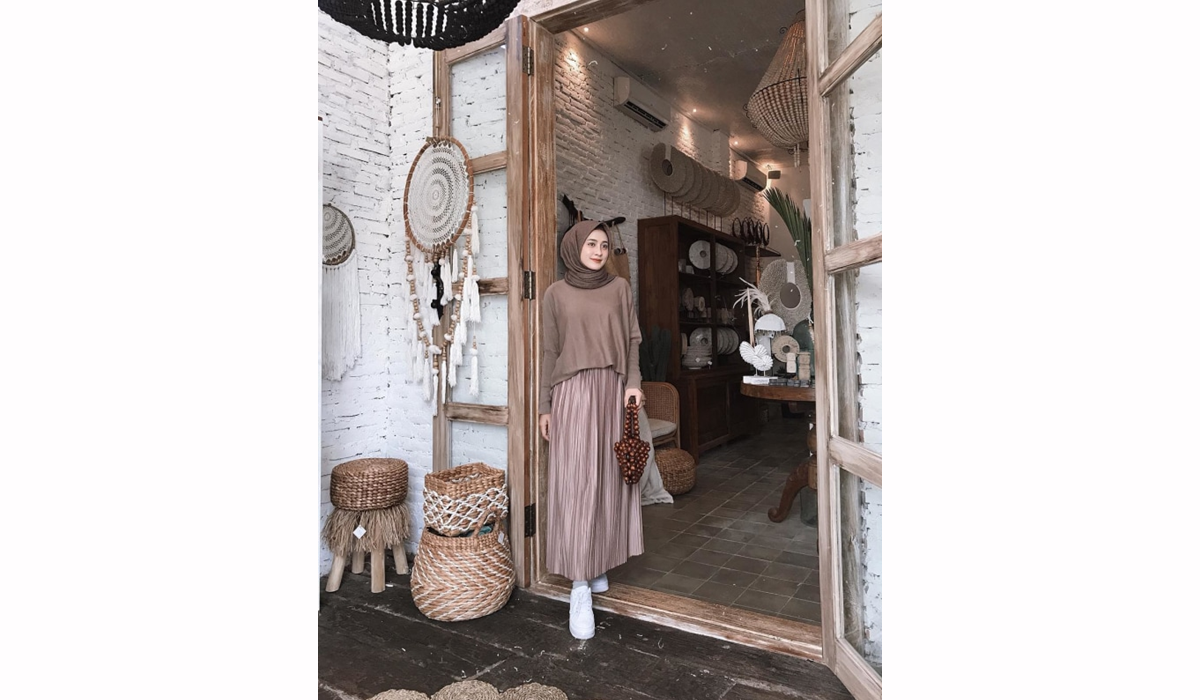 style hijab dengan sepatu kets