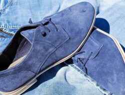 Cukup Mudah Kok! Coba Saja 5 Cara Membersihkan Sepatu Beludru yang Sangat Simple Ini!