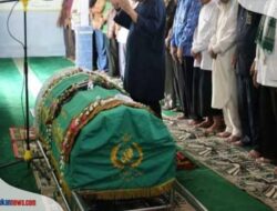 5 Tata Cara Sholat Jenazah Laki Laki dan Perempuan Mulai dari Bacaan Hingga Salamnya!