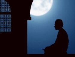 Tata Cara Sholat Tarawih Jika Dilakukan Sendiri, Lengkap Dengan Bacaan Niatnya!