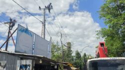Pemadaman listrik terjadwal PLN ULP Sungguminasa dikeluhkan warga karena melewati jadwal edaran. Sejumlah aktivitas warga dan UMKM terdampak, sementara PLN menyampaikan permohonan maaf dan menjelaskan adanya kendala lapangan.