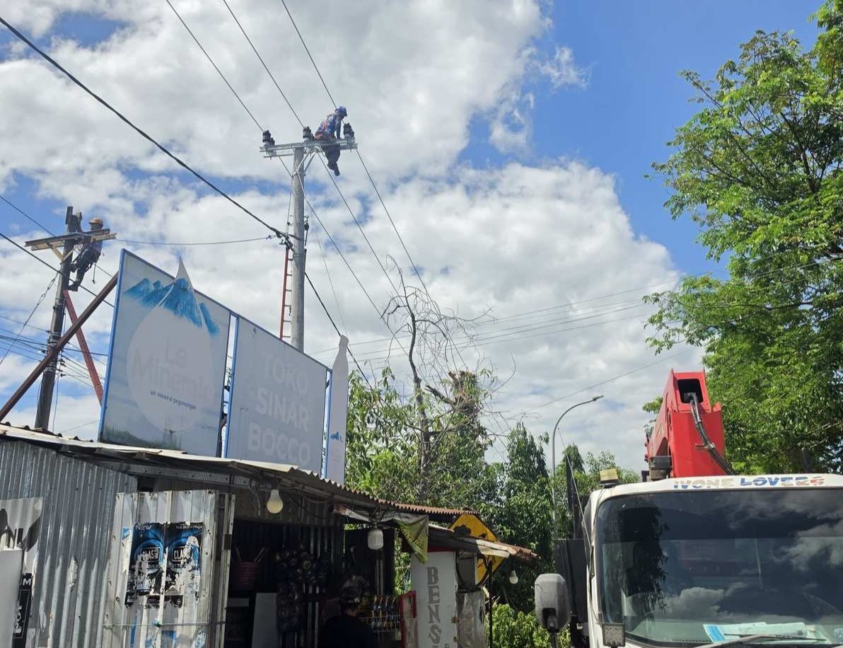 Pemadaman listrik terjadwal PLN ULP Sungguminasa dikeluhkan warga karena melewati jadwal edaran. Sejumlah aktivitas warga dan UMKM terdampak, sementara PLN menyampaikan permohonan maaf dan menjelaskan adanya kendala lapangan.