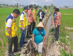 Keluhan Petani Ditindaklanjuti, Air Mulai Dialirkan ke Sawah Kering di Lembang Parang