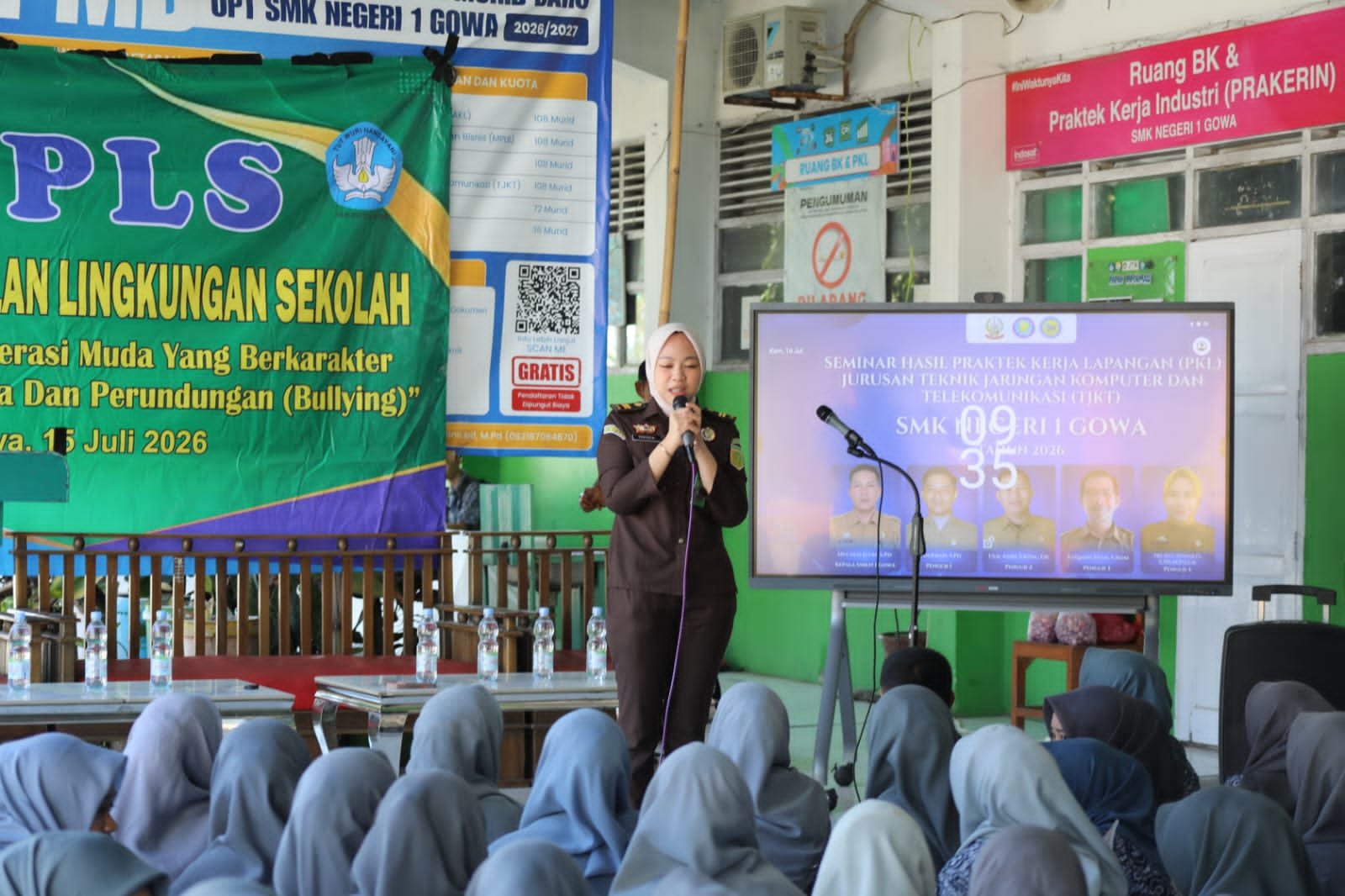 Foto kegiatan penyuluhan hukum Kejari Gowa kepada pelajar saat MPLS.